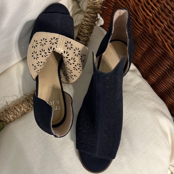 Crown & Ivy booties - Picture 3 of 5